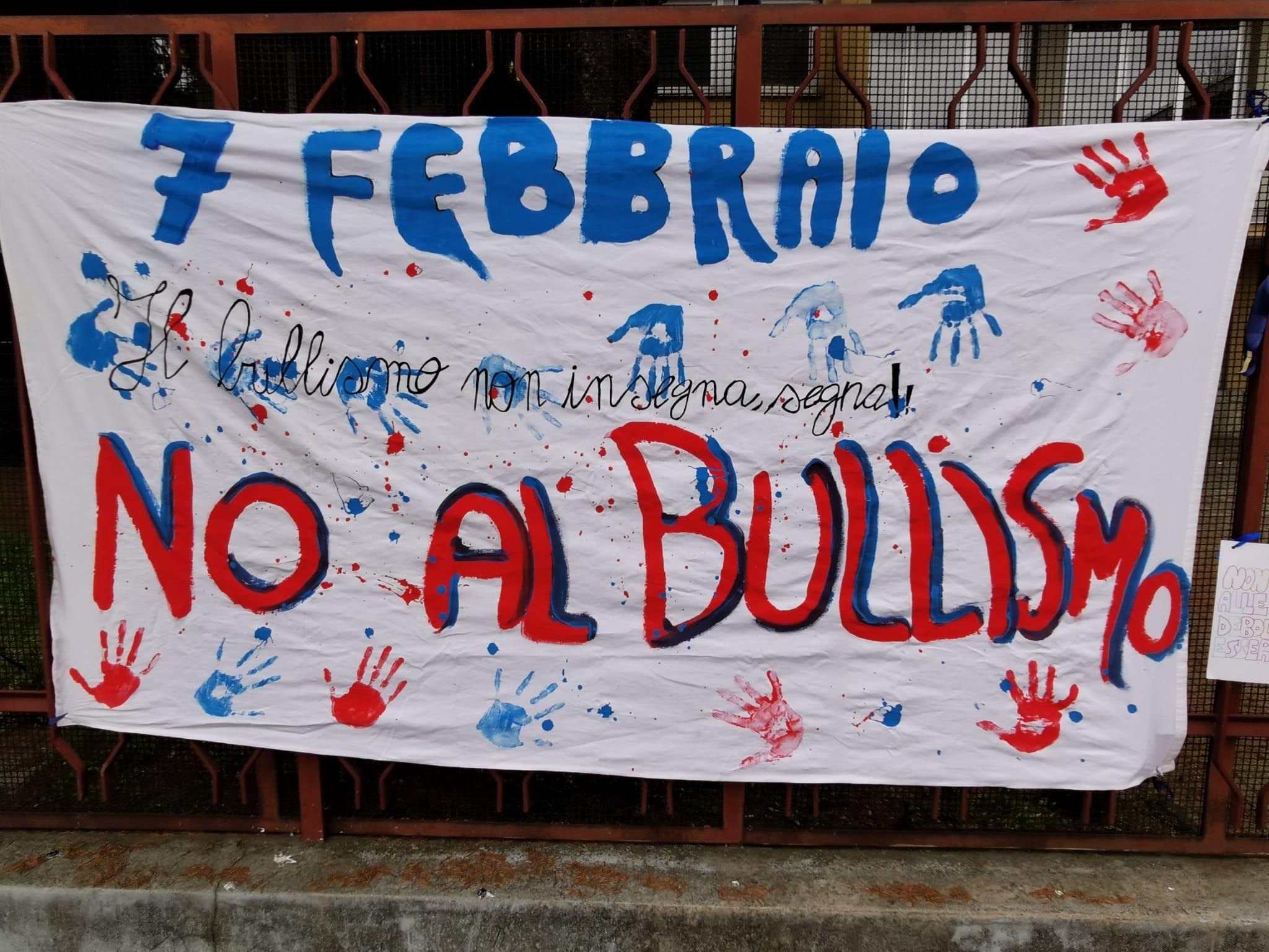 Solaro contro il bullismo: gli studenti della Regina Elena a scuola con un nodo blu