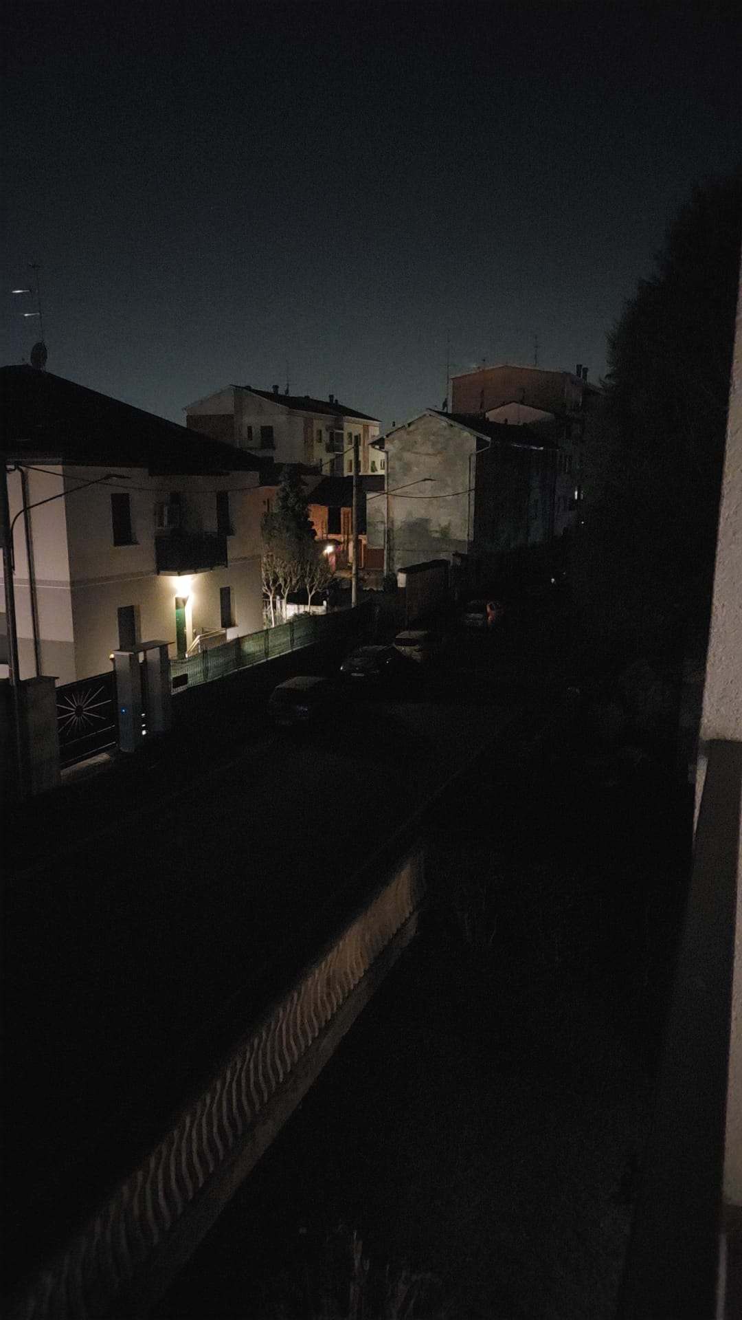 Saronno, via Fiume al buio… da tre notti. Ironica segnalazioni su Facebook