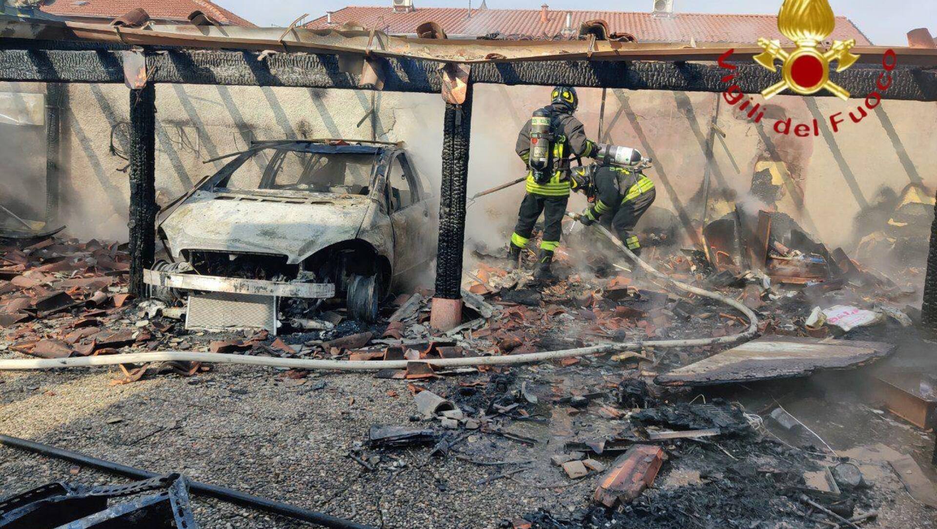 Incendio e scoppio di bombola Gpl a Bregnano: domano le fiamme i pompieri di Saronno