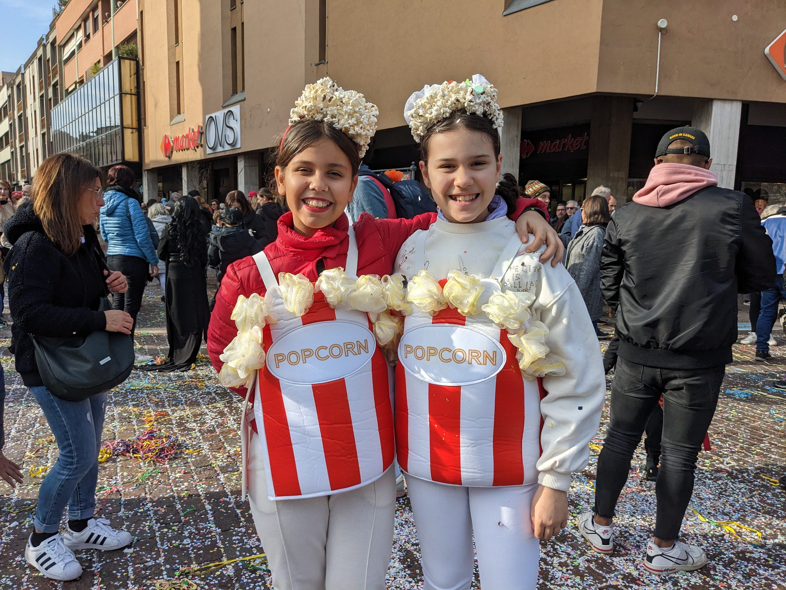 Carnevale a Saronno, dalle ragazze pop corn all’F24 umano: ecco le maschere più originali