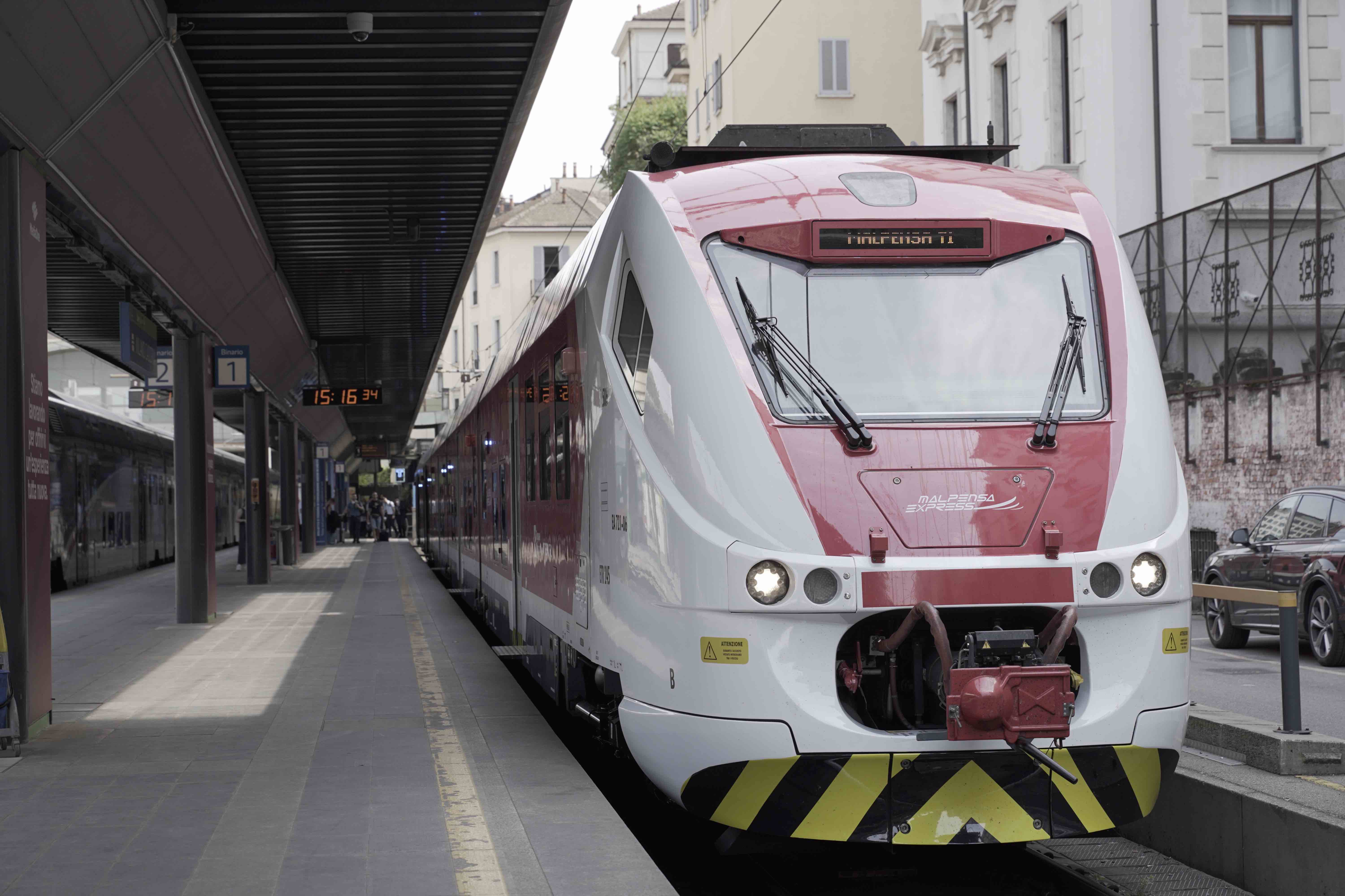 Treno deragliato alla stazione di Cadorna: nessun ferito ma tanti disagi