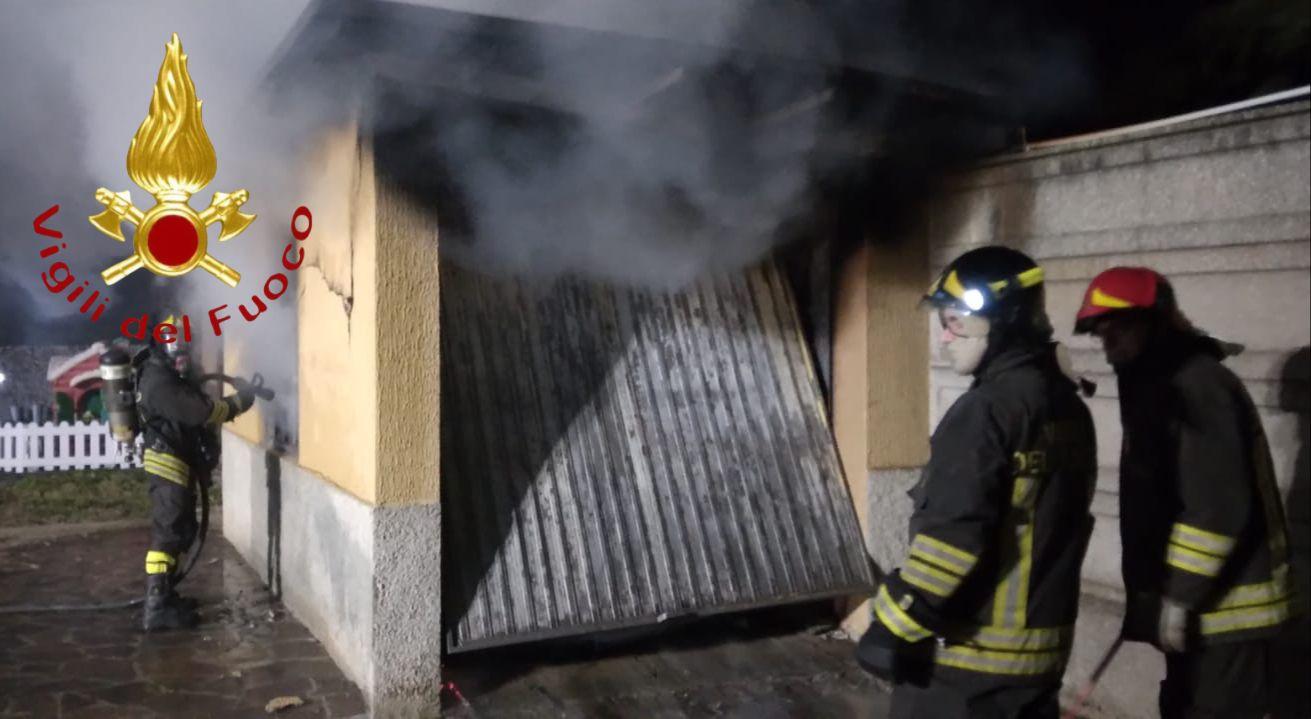 Fiamme e fumo in un garage nel vicino comasco: intervento dei vigili del fuoco