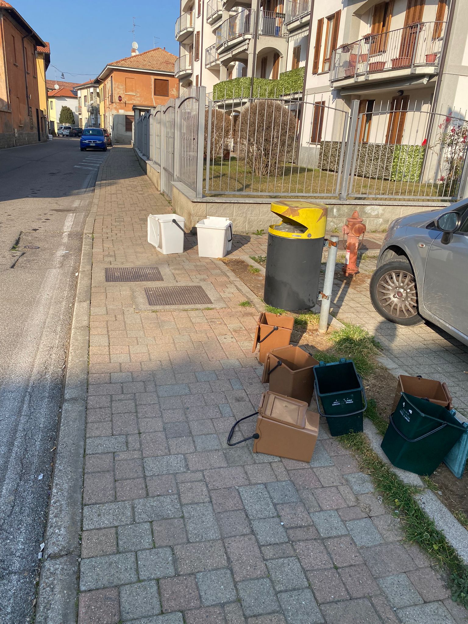 Rovello ripulita dai rifiuti sbagliati lasciati in strada