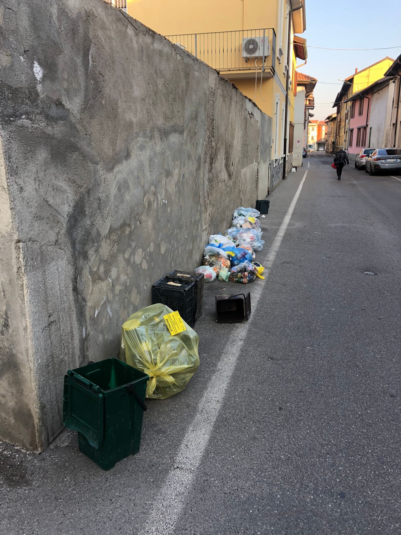 Rovello Porro, raccolta rifiuti: tantissimi sacchetti “sbagliati”. La nettezza urbana non se li prende