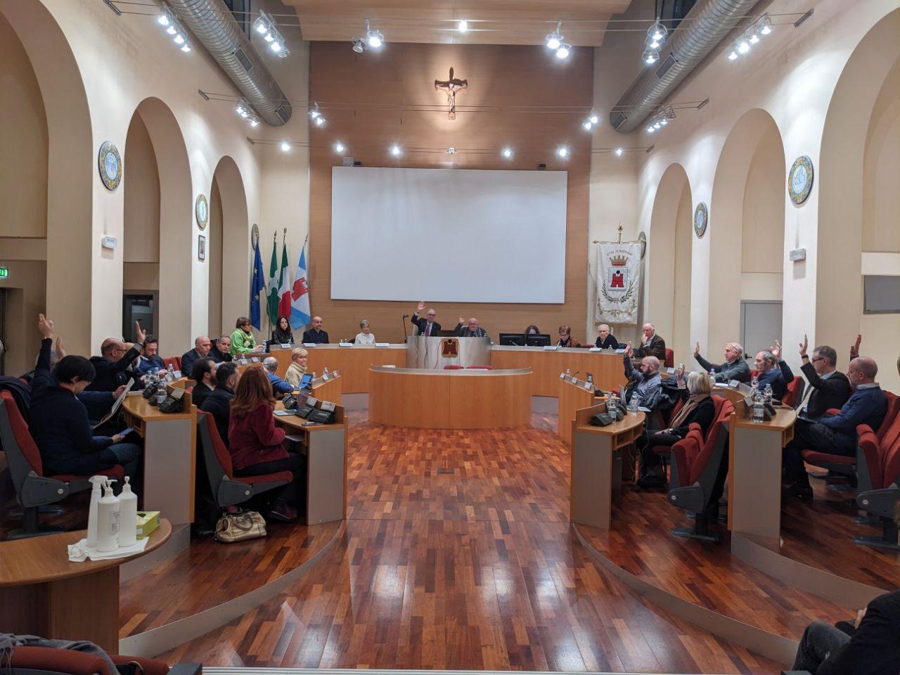 Saronno, in consiglio comunale la Tari, la nuova tassa di soggiorno (malgrado il ricorso al Tar) e la comunità energetica
