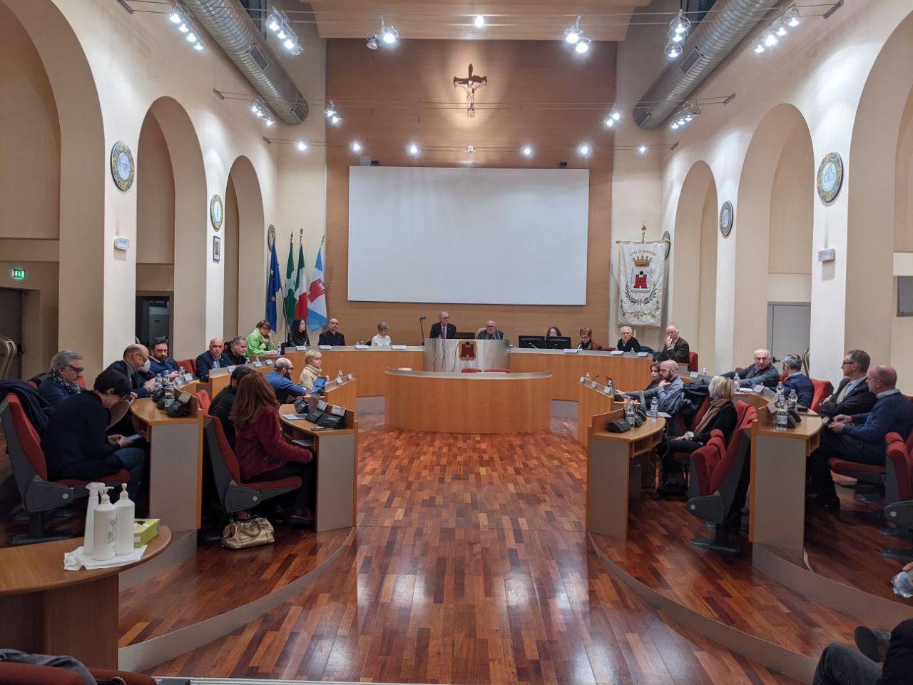 Saronno, consiglio comunale su Tari, nuova tassa di soggiorno (malgrado il ricorso al Tar) e comunità energetica: diretta