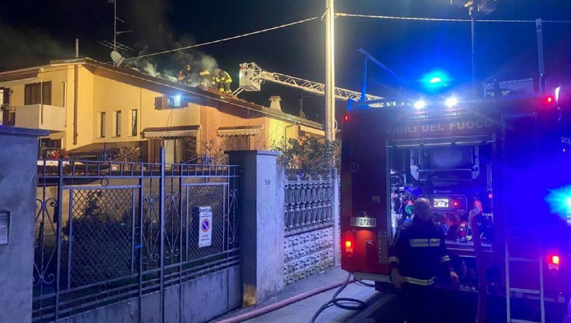 Incendio in un villetta: pompieri al lavoro nella notte a Ceriano