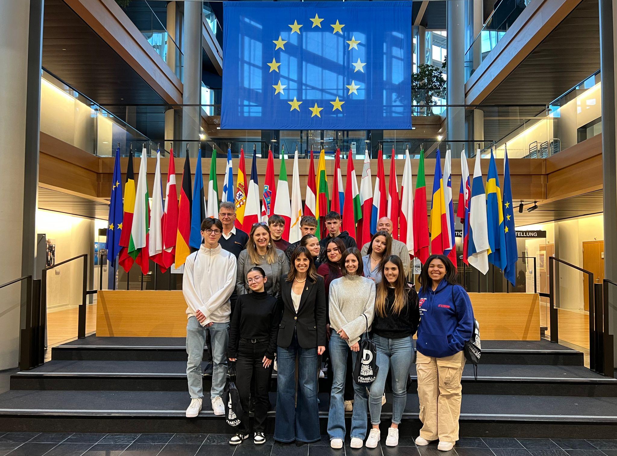 Saronno, studenti del Prealpi a Strasburgo con l’europarlamentare Isabella Tovaglieri
