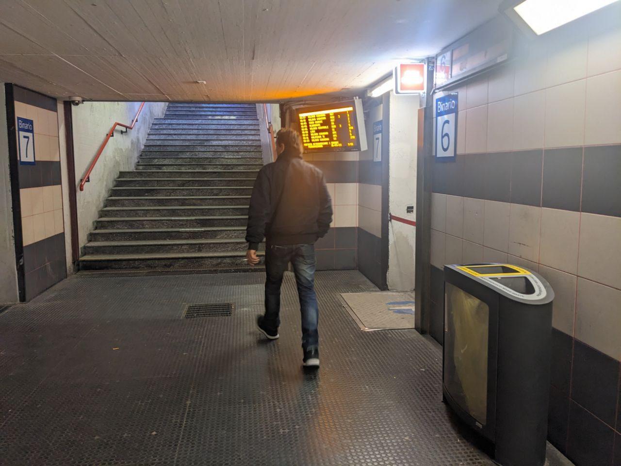 Saronno, borseggio sulle scale mobili in stazione: via portafoglio dallo zainetto