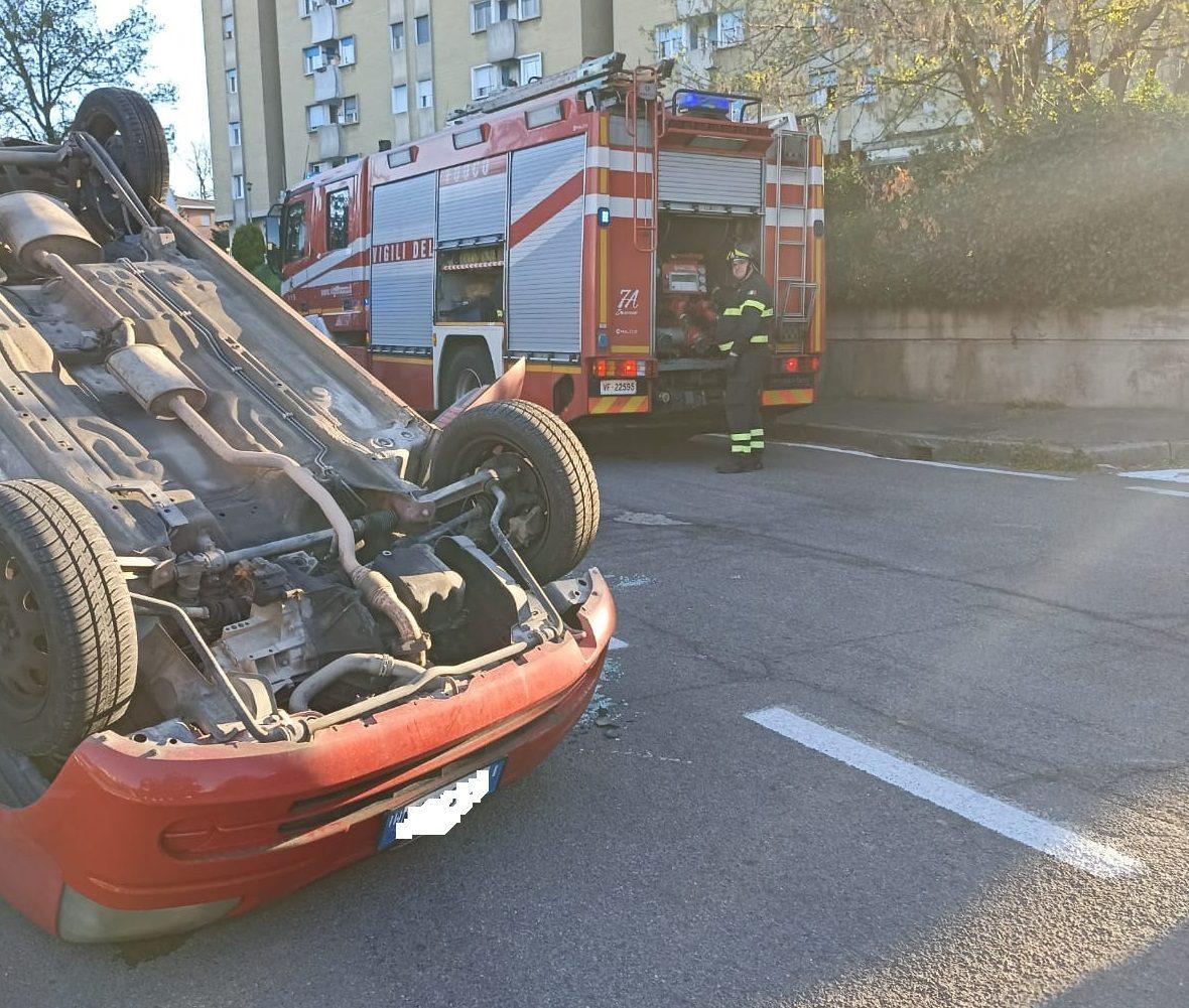 Auto ribaltata a Solaro: i pompieri di Saronno estraggono un 64enne (foto)