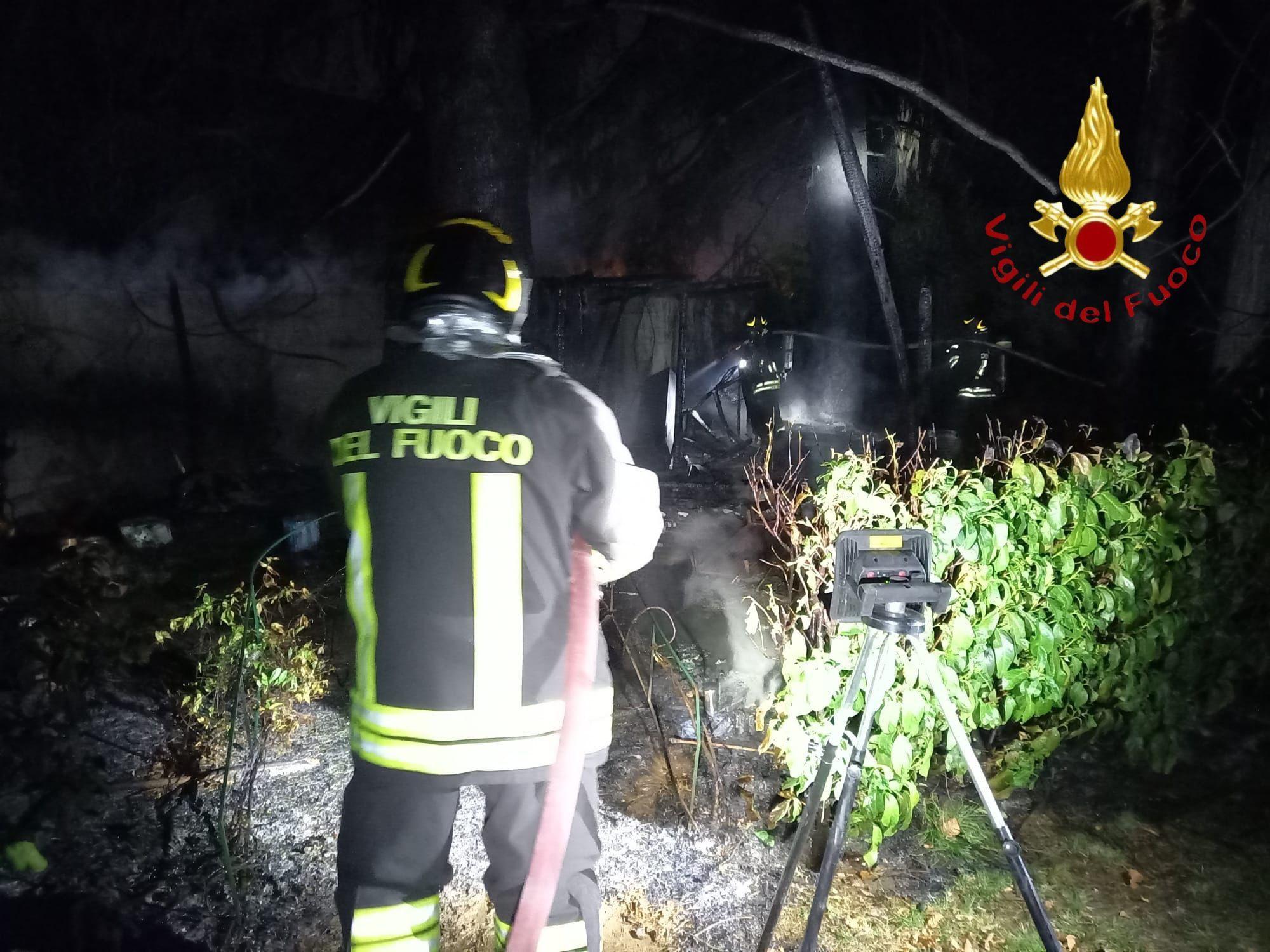 Bruciato deposito e alcuni alberi: bilancio dell’incendio notturno a Rovellasca (foto)
