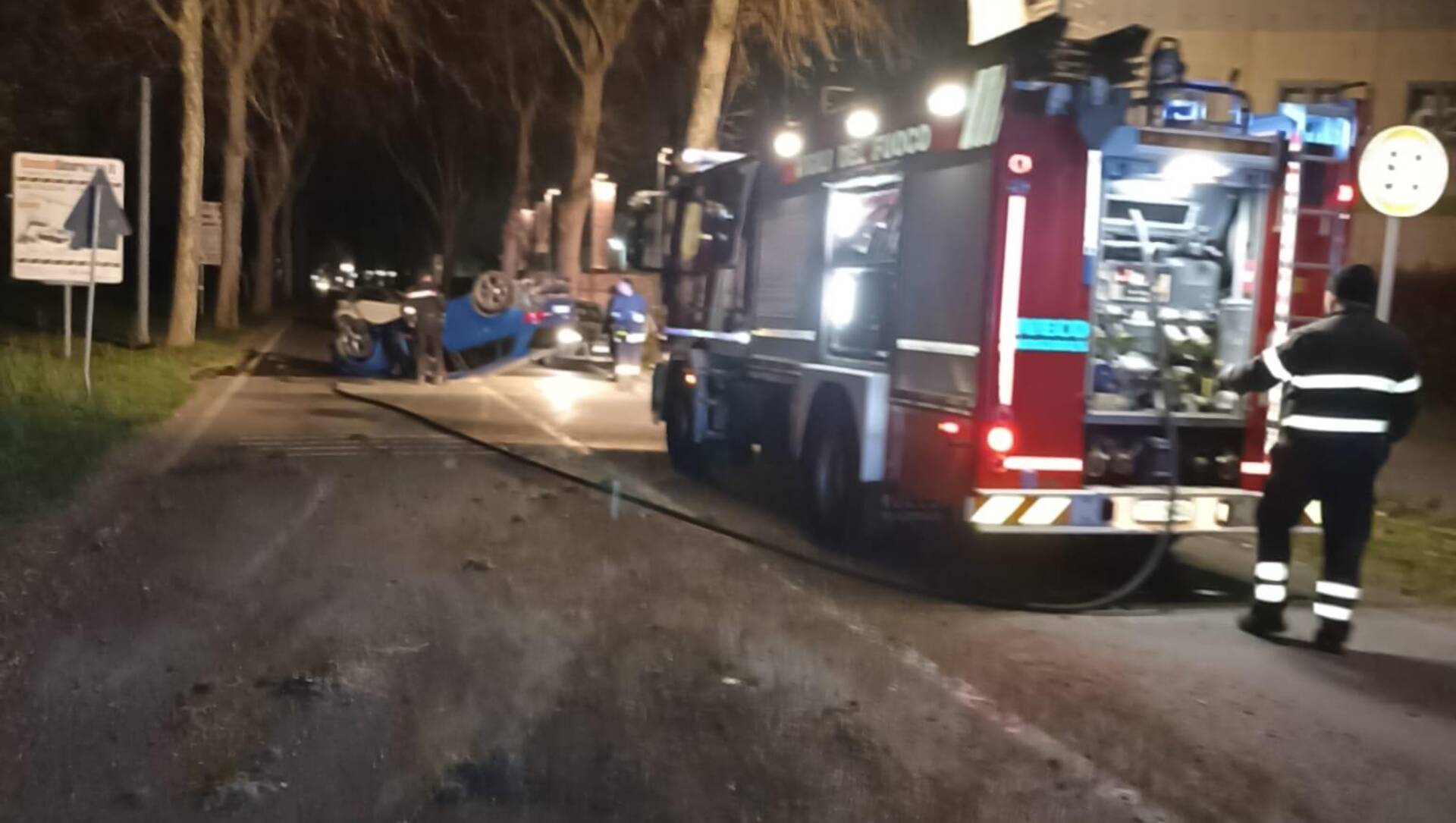 Ieri a Saronno: la Croce d’argento lascia l’ospedale. Auto ribaltata e incendiata. Ancora droga nel bosco. Striscioni per gli orsi