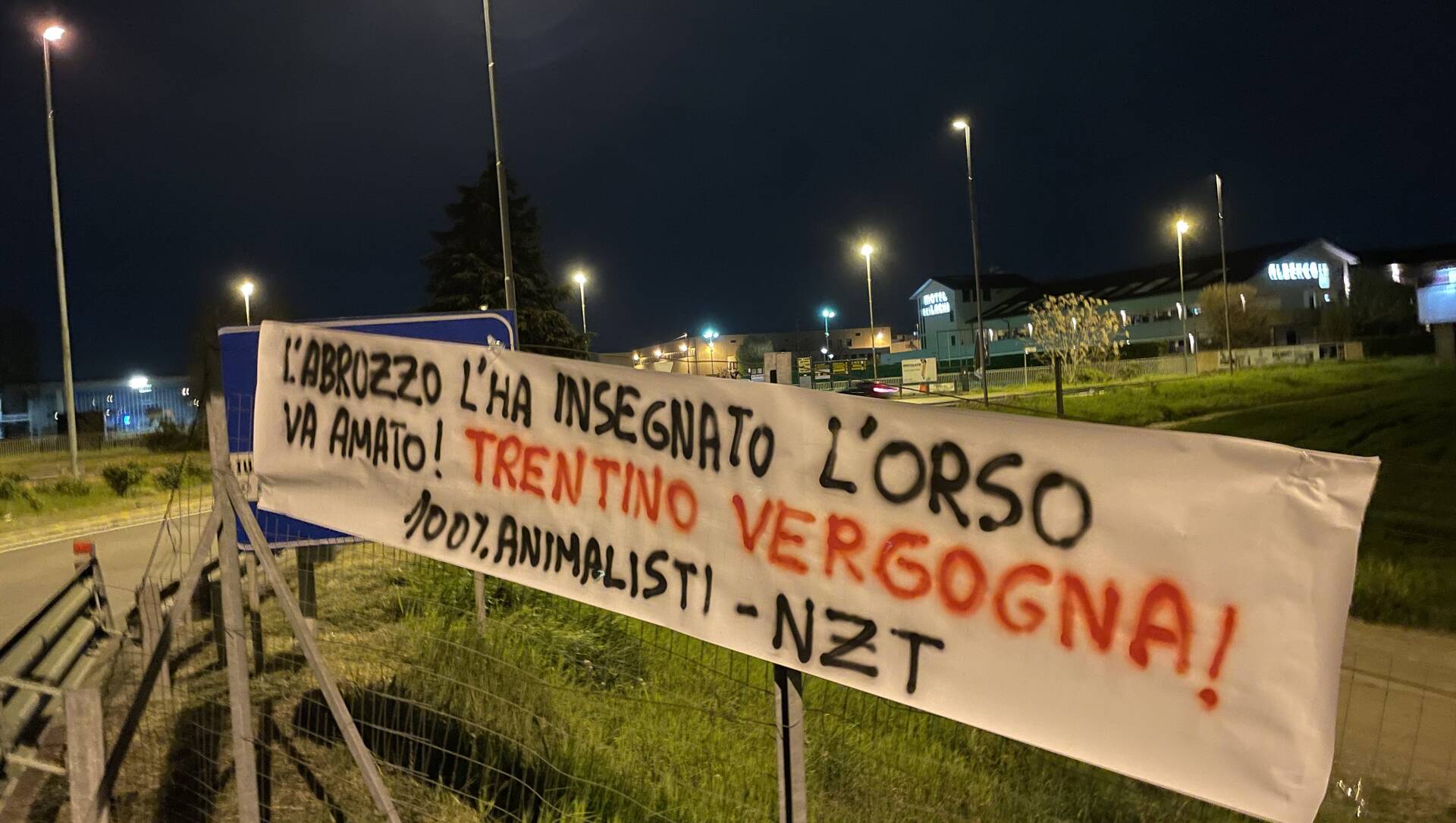 A Saronno e Turate striscioni per salvare gli orsi, boicottando il Trentino