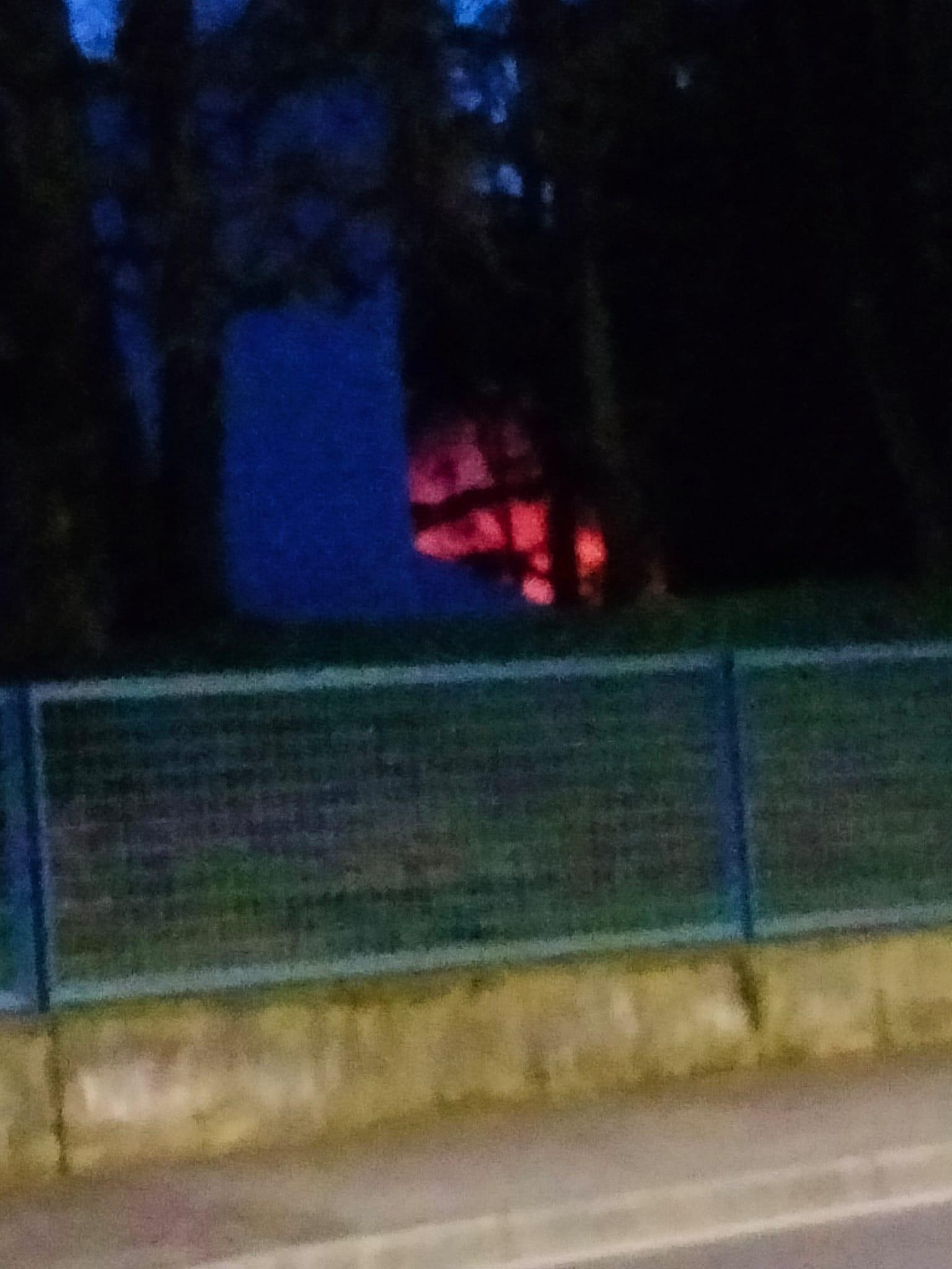 Scoppio, fumo e fiamme alla periferia di Rovellasca: in cenere capanno da lavoro