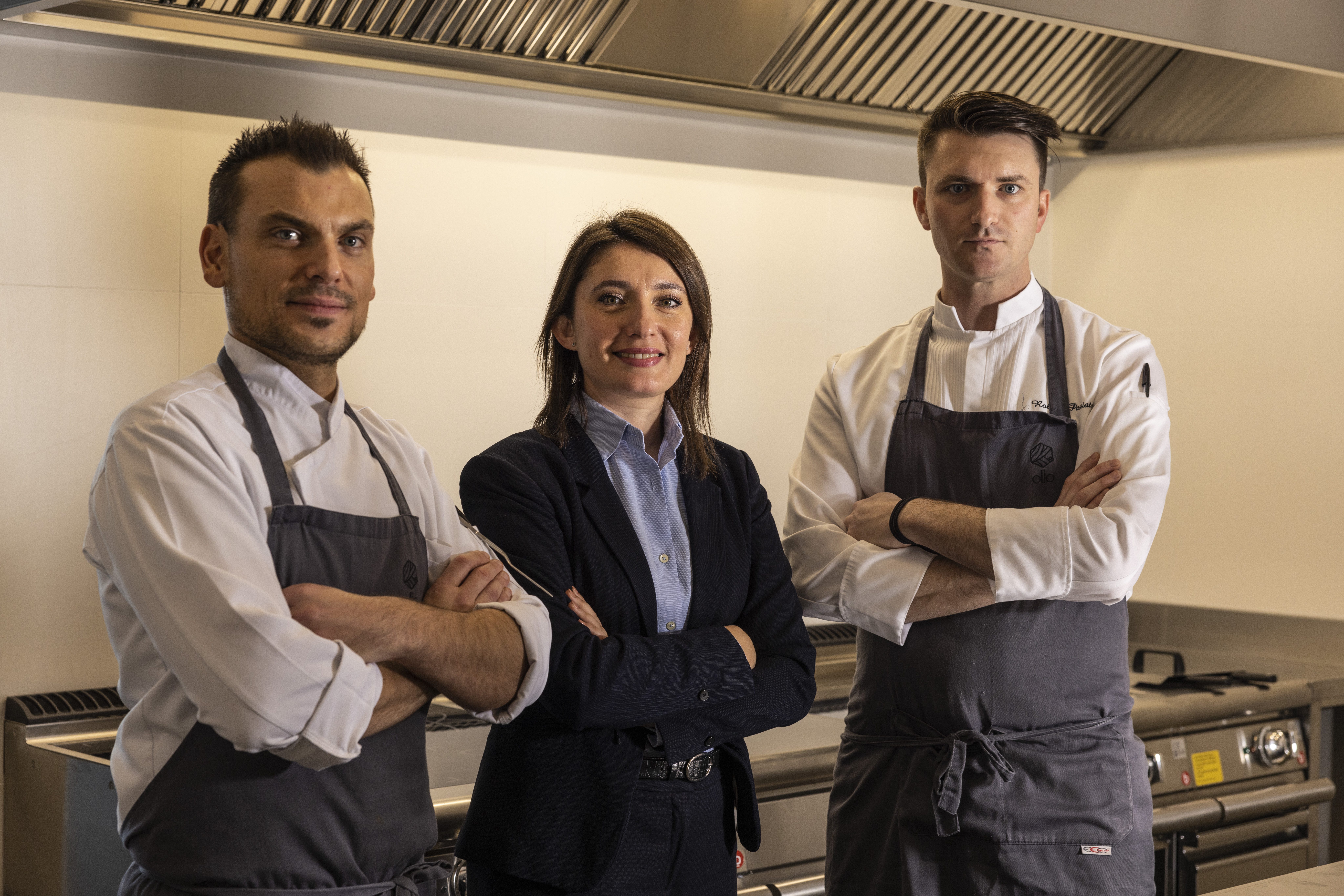 Olio fish bar - lo chef Marinelli a sx con Silvia Spinelli e Roberto Passiatore