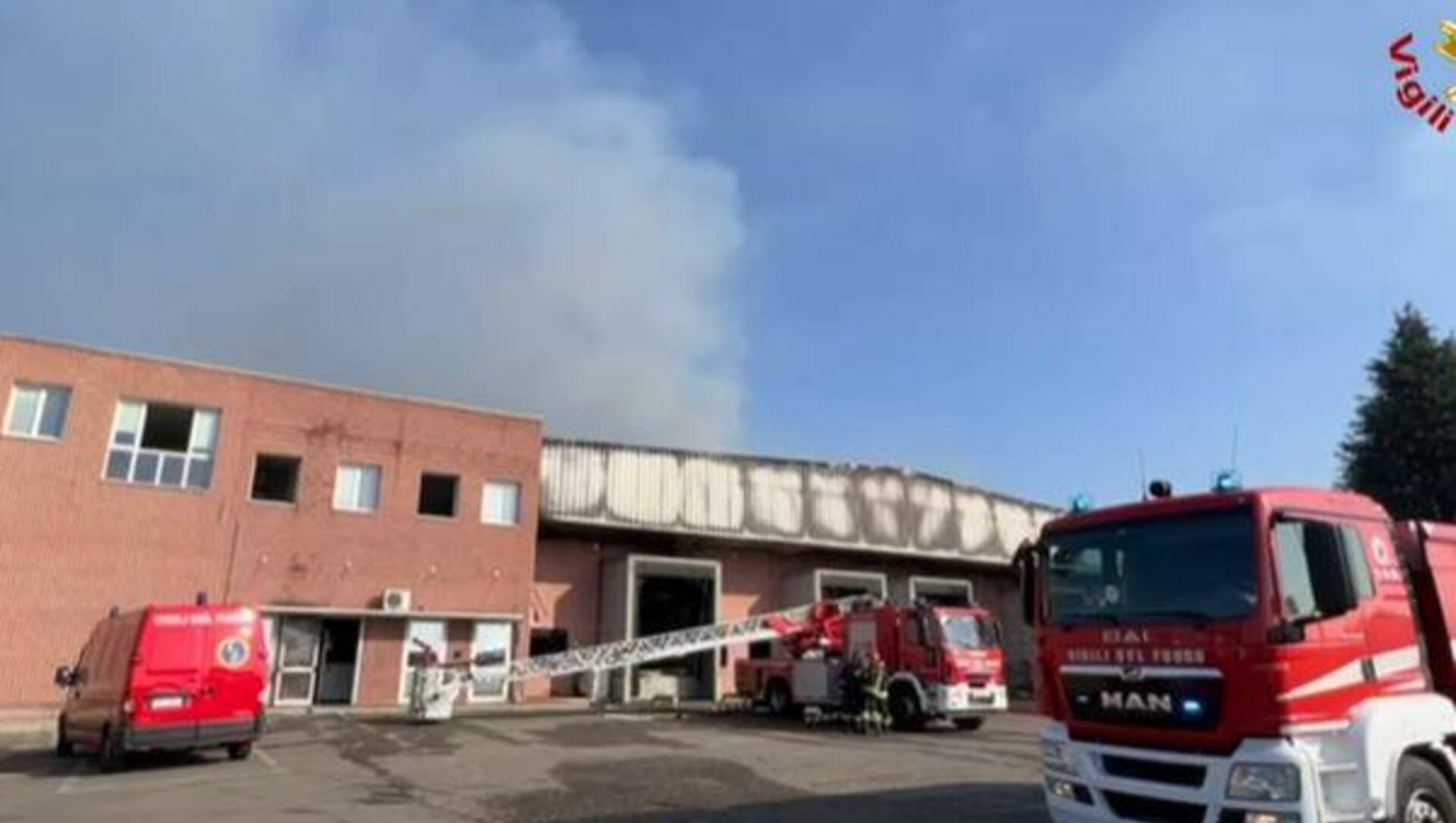 Incendio alla Buzzi di Turate, anche oggi pompieri al lavoro