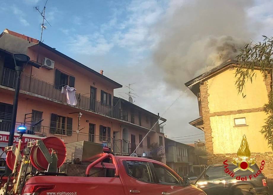 Varese, tetto in fiamme e danni ingenti