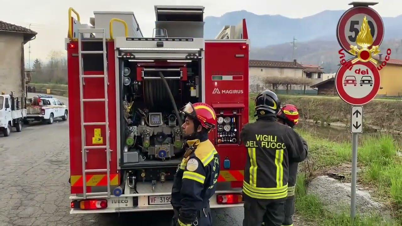 Montegrino, s’allarga il fronte dell’incendio: pompieri a protezione delle case. Tre elicotteri in azione (foto e video)
