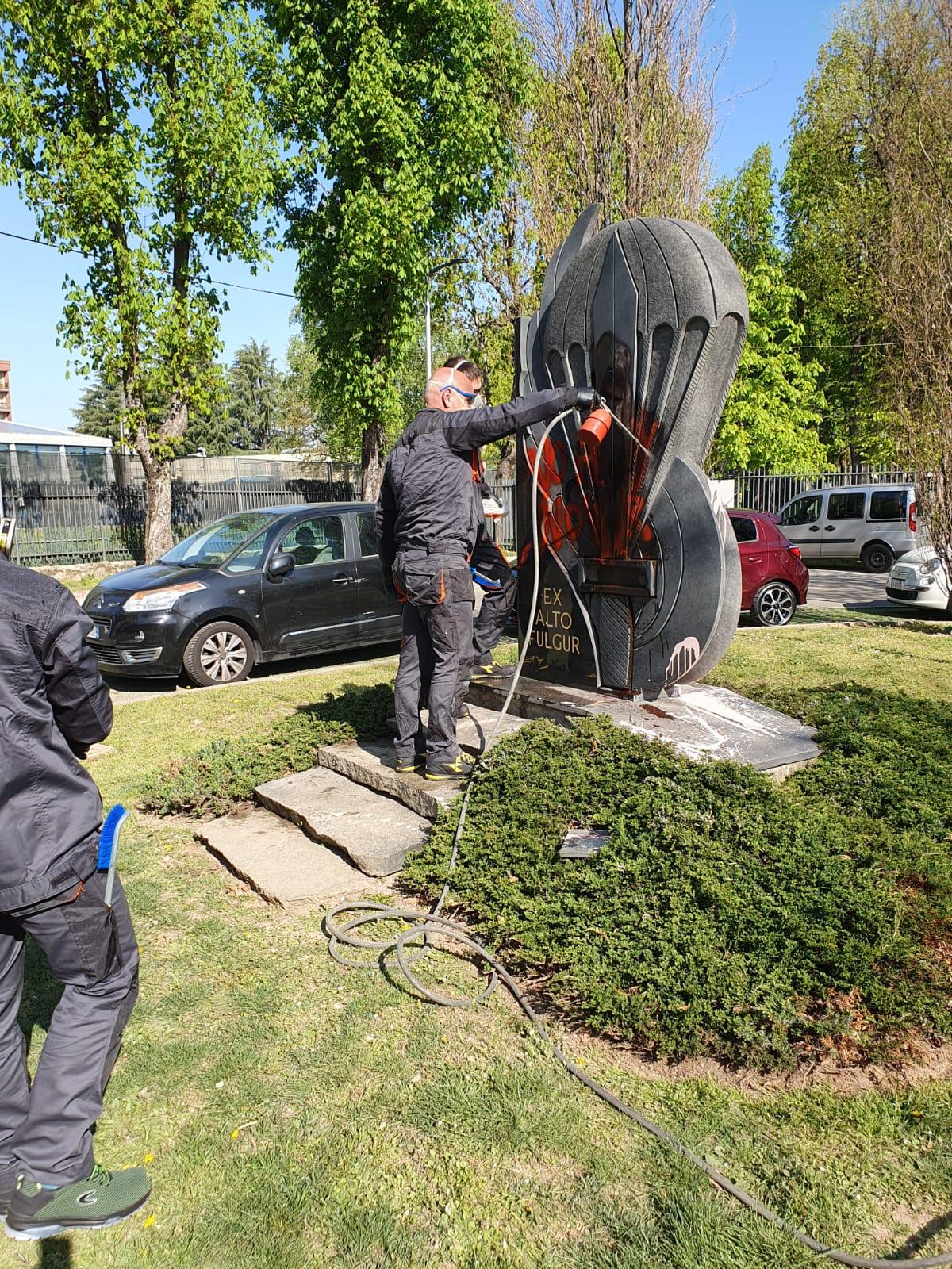 Saronno, i paracadutisti della Folgore puliscono il monumento vandalizzato
