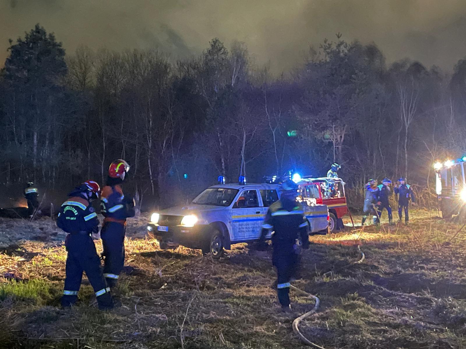 Maxi incendio Parco Groane tra Cesate, Solaro e Limbiate: fiamme sotto controllo, diverse famiglie evacuate