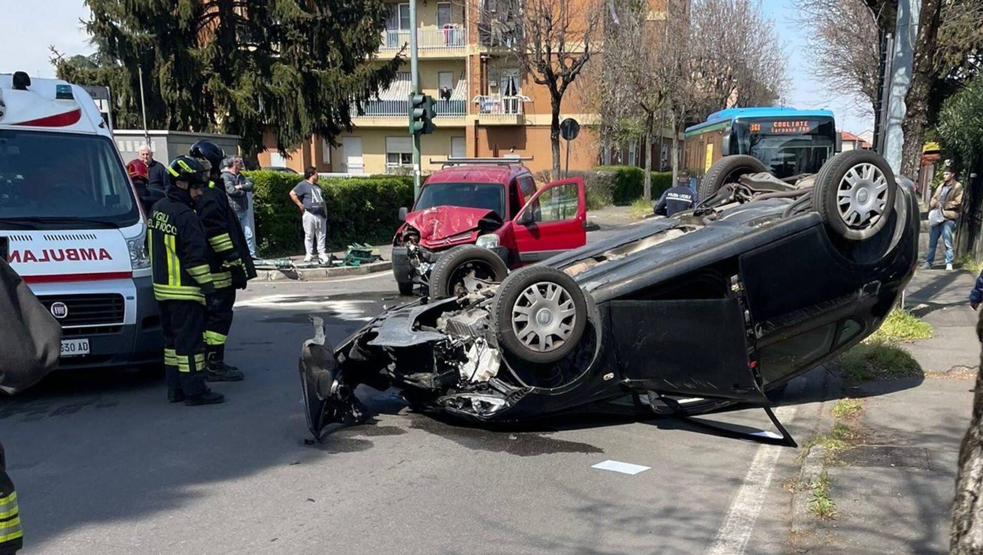 Ieri a Saronno: arrestato ladro al Mec. Auto ribaltata con 2 feriti. Parà anti-vandali. Politica: il caso Marta Gilli