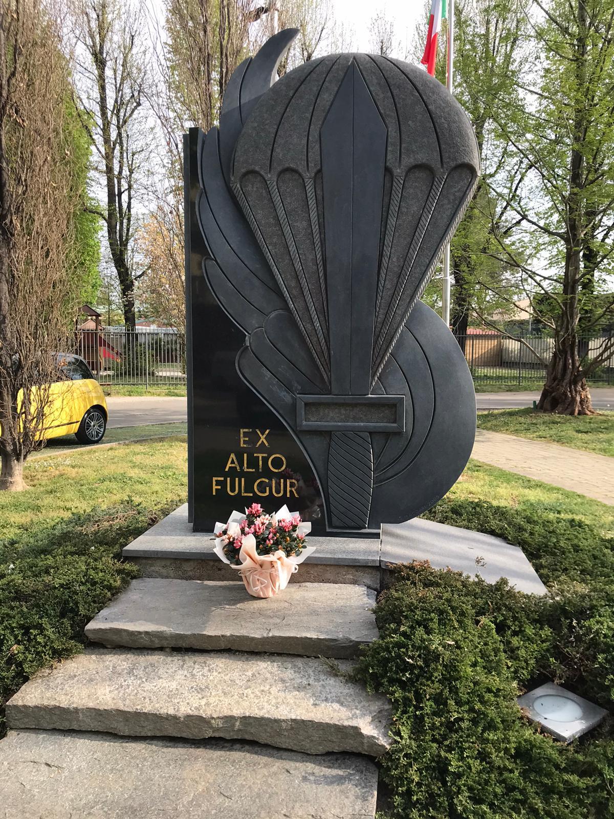 Saronno: non solo vandalismi, omaggio floreale al monumento dei parà