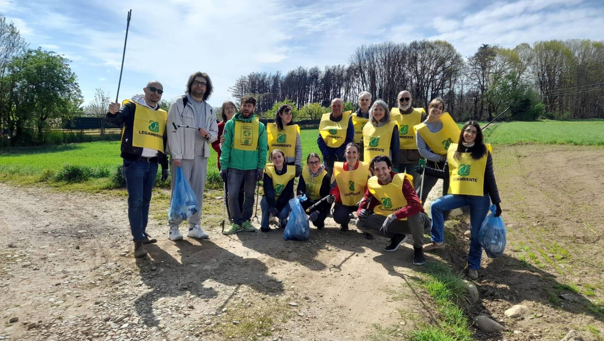 Manichino, bombola, cavi elettrici e tappetti tra i 50 sacchi di rifiuti eliminati da Legambiente tra Saronno sud e la Colombara