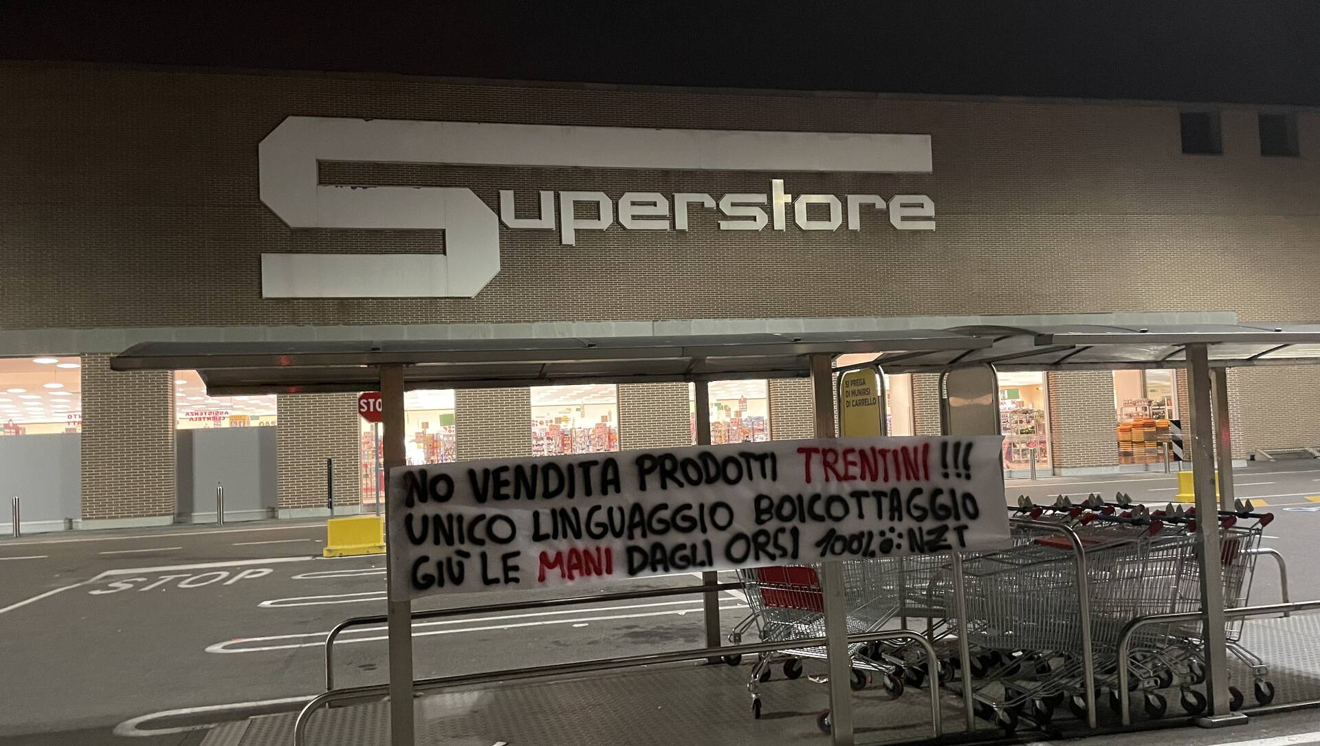 Da Esselunga e Tigros blitz per boicottare i prodotti del Trentino: “Giù le mani dagli orsi”