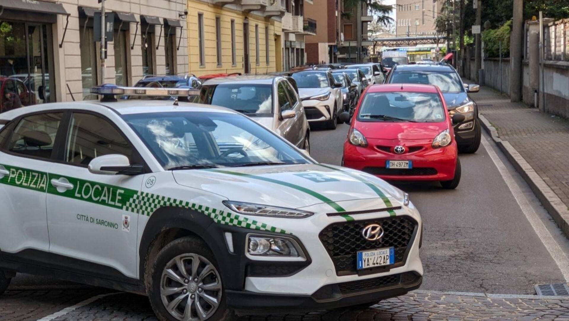 25 aprile, ambulanza “incastrata” tra auto e corteo: il provvidenziale intervento dalla polizia locale di Saronno