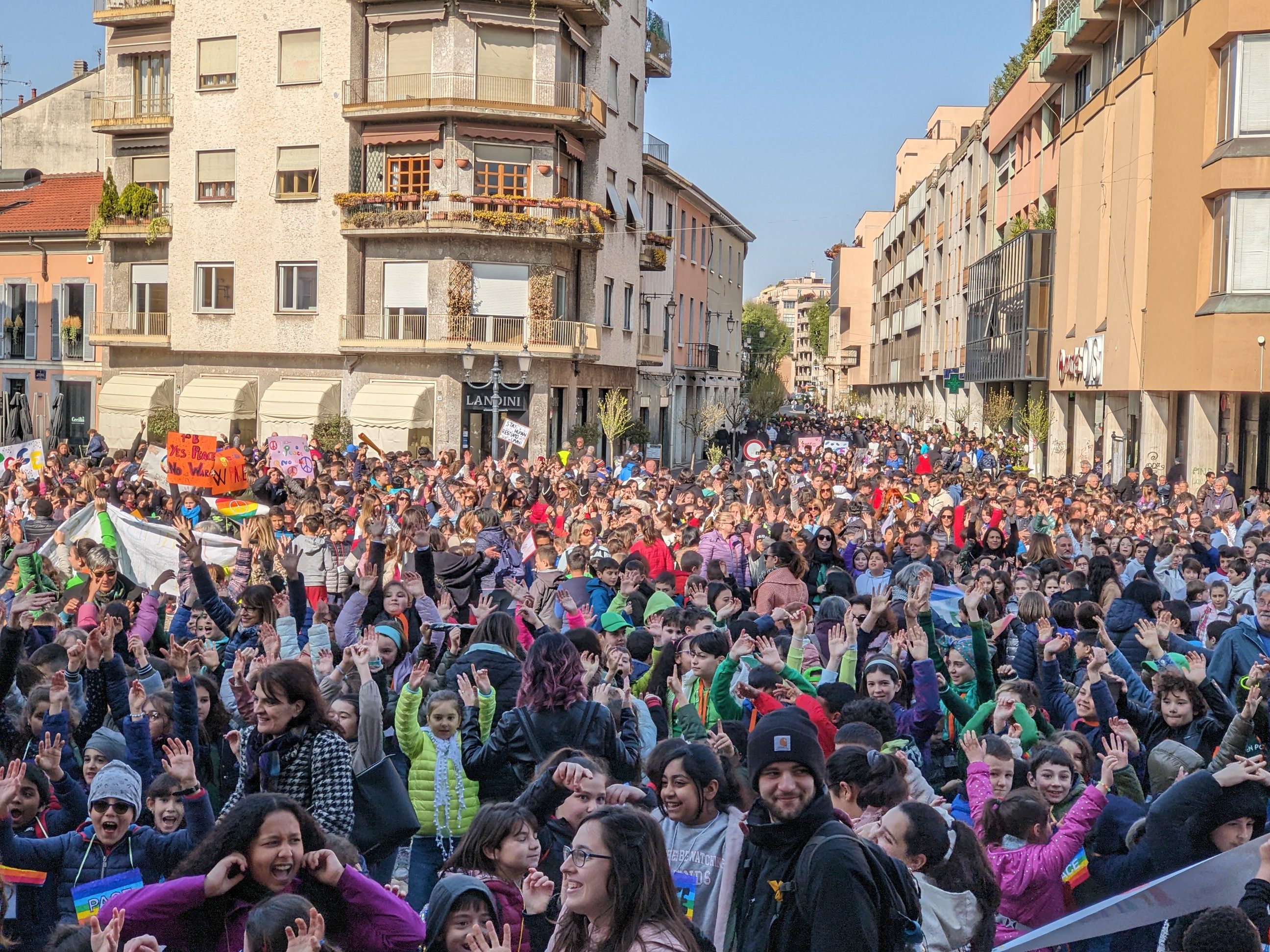 Saronno, migliaia di studenti in piazza per urlare “No alle guerre, Pace sempre”