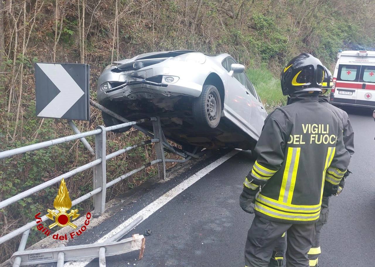 Varese, singolare incidente: auto… in bilico