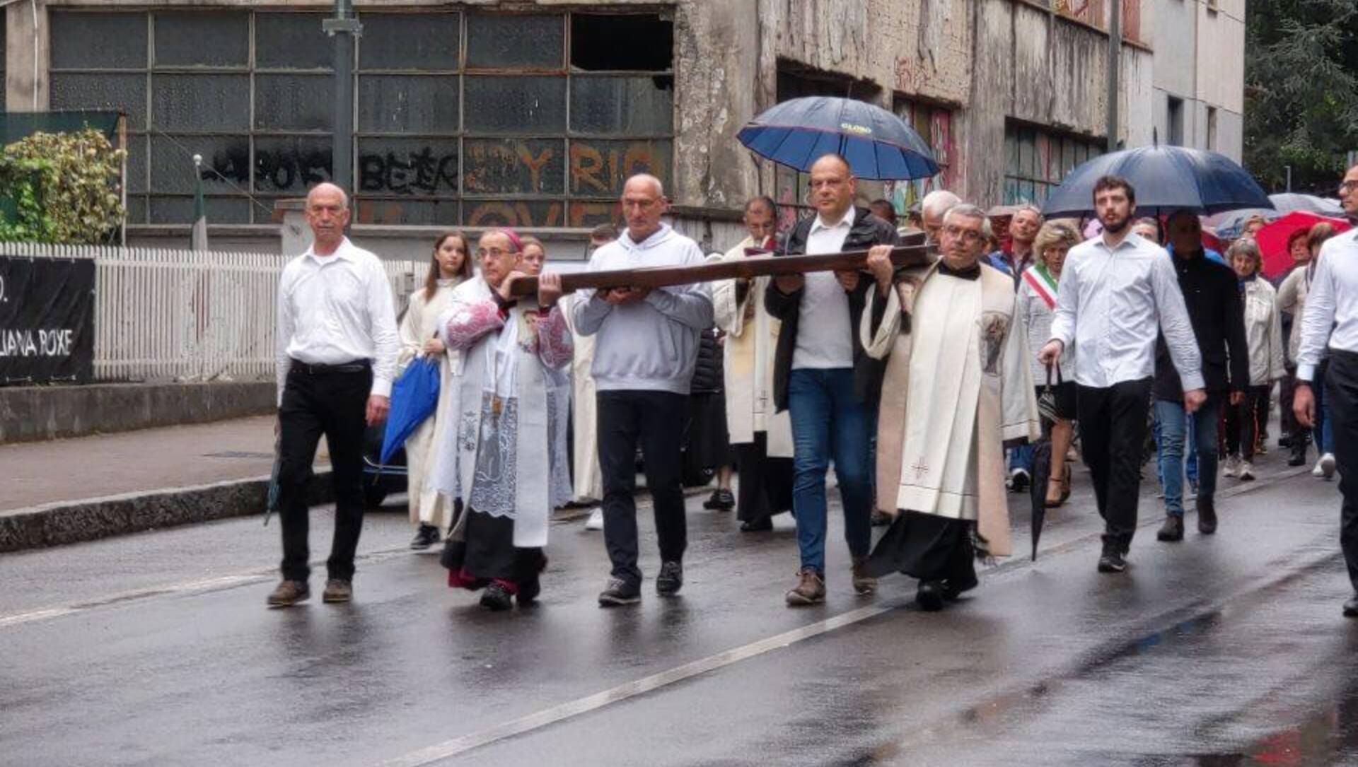 Santuario di Saronno gremito dai fedeli arrivati in processione con l’arcivescovo Delpini