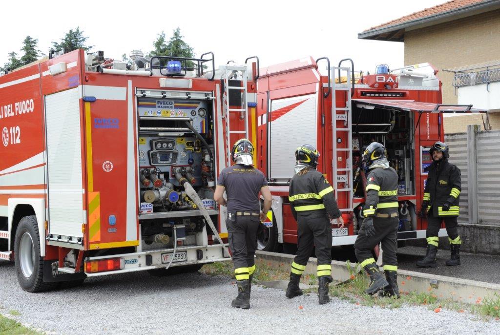 Vigili del fuoco di Saronno a Cesate per un incendio appartamento: un ferito