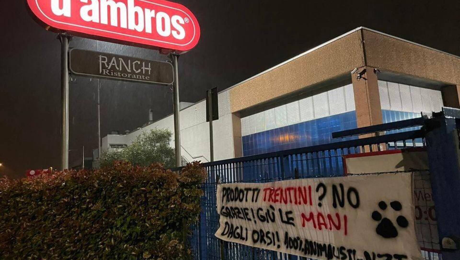 D’Ambros a Turate, Tigros a Caronno, Esselunga a Monza: blitz notturno per boicottare il Trentino