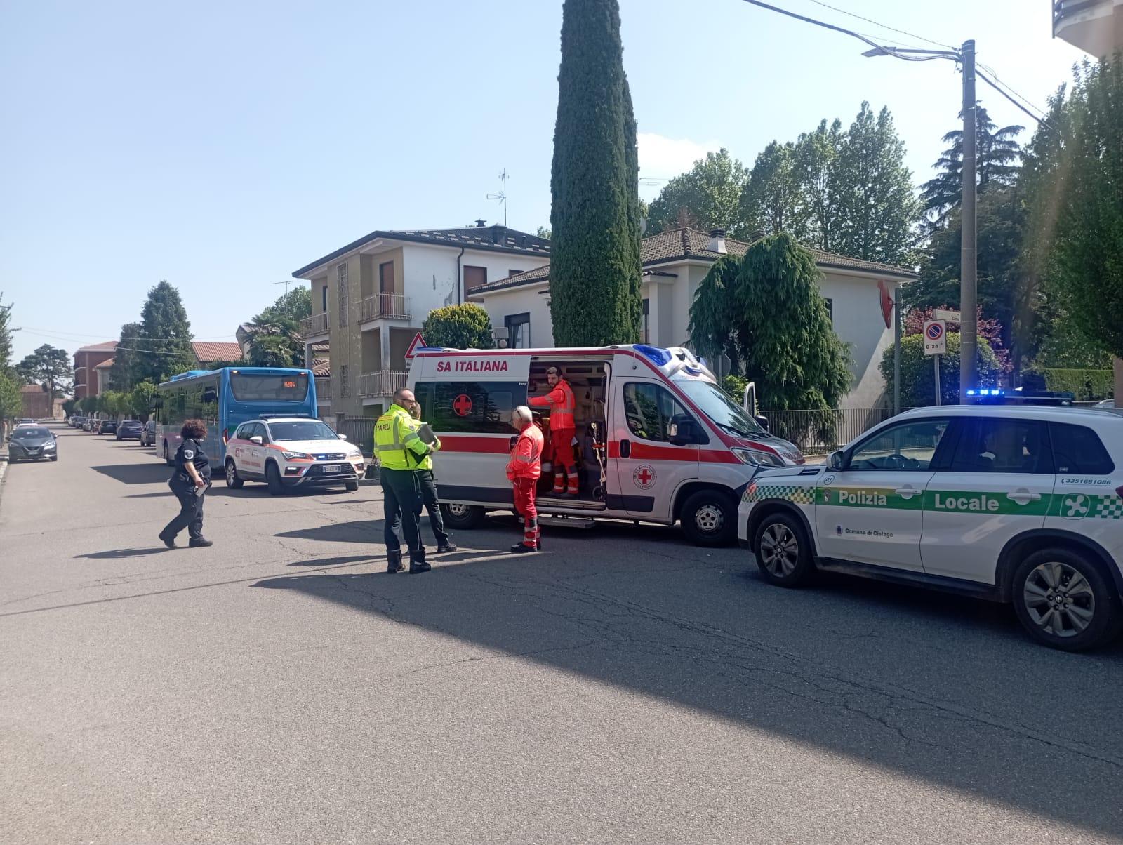 Incidente tra auto e pullman, ferita una 21enne a Cislago
