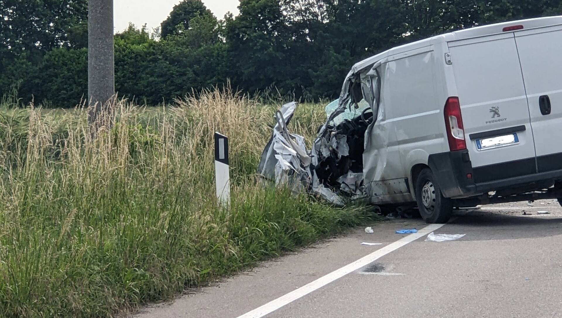 Incidente sulla Monza-Saronno, frontale tra furgone e mezzo pesante: due feriti (foto)