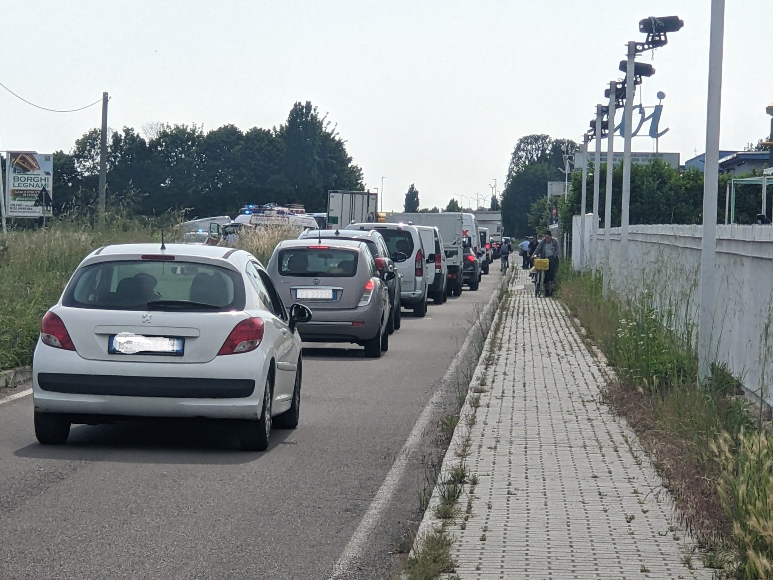 Saronno, auto in panne nel controviale: bloccato viale Lombardia
