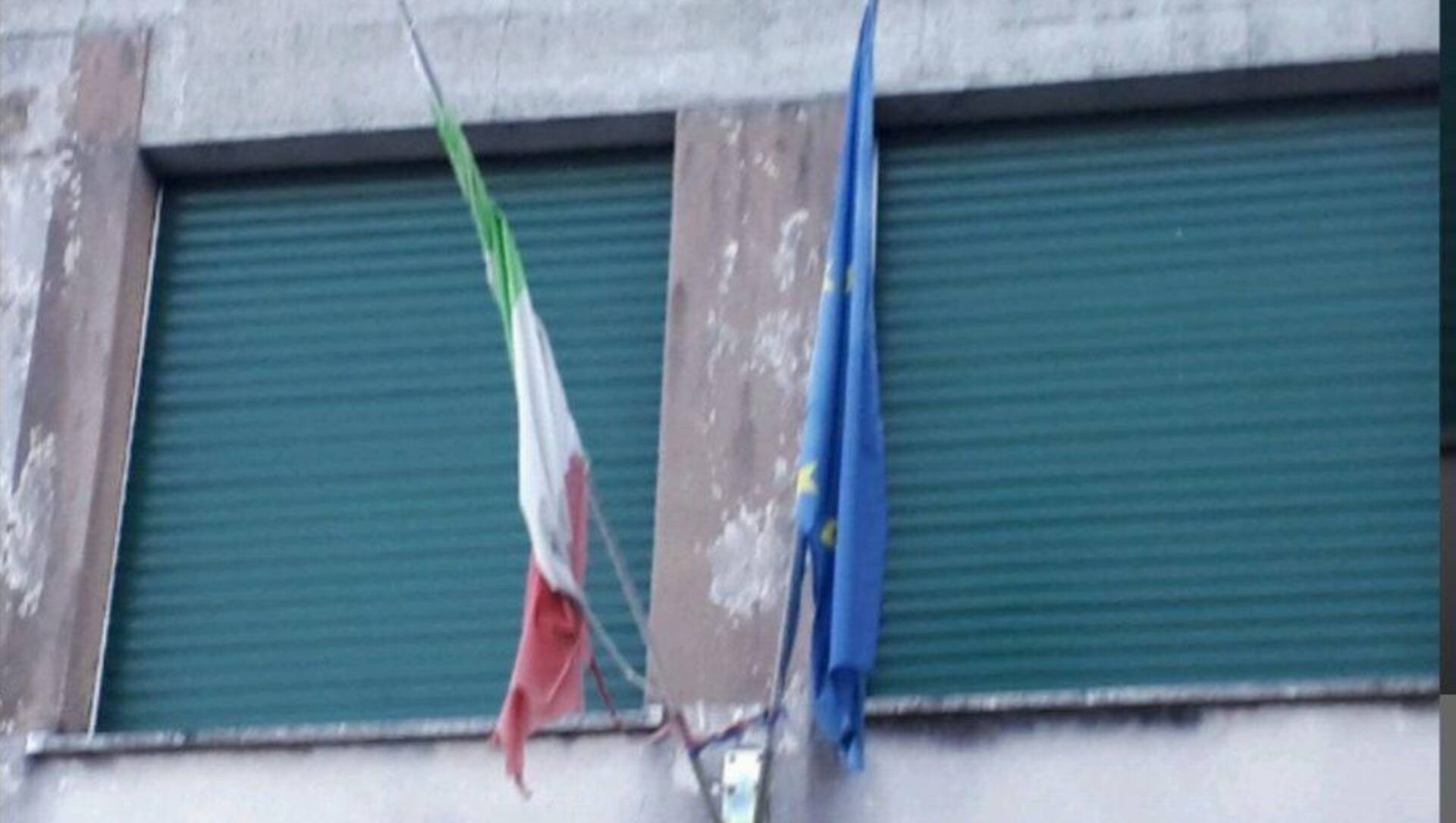 Saronno, bandiere scolorite e strappate davanti alle scuole, l’appello: “Cambiatele almeno per il 2 giugno”