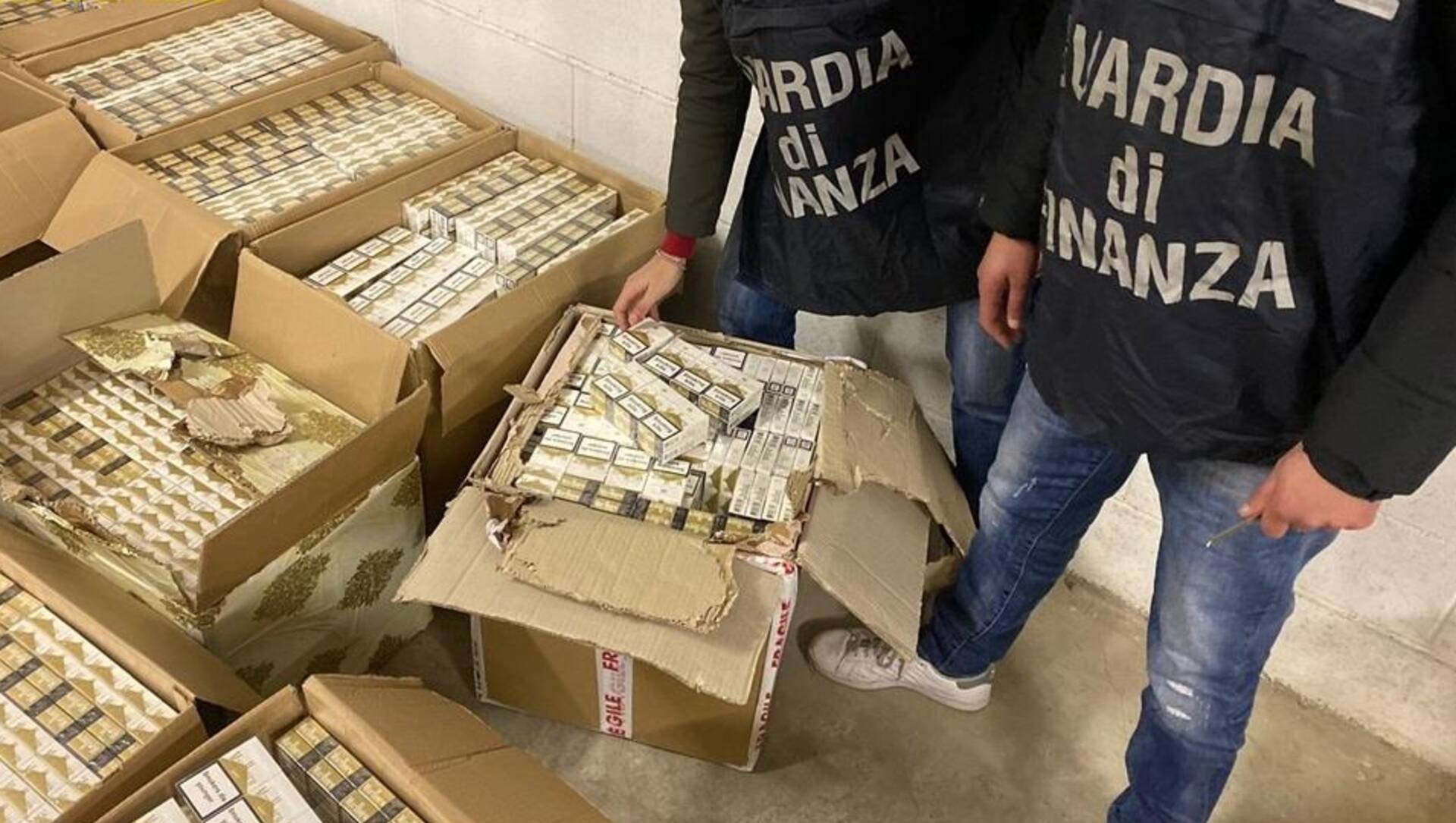 Sequestrati 10 mila pacchetti di Marlboro contraffatte: magazzino in Brianza