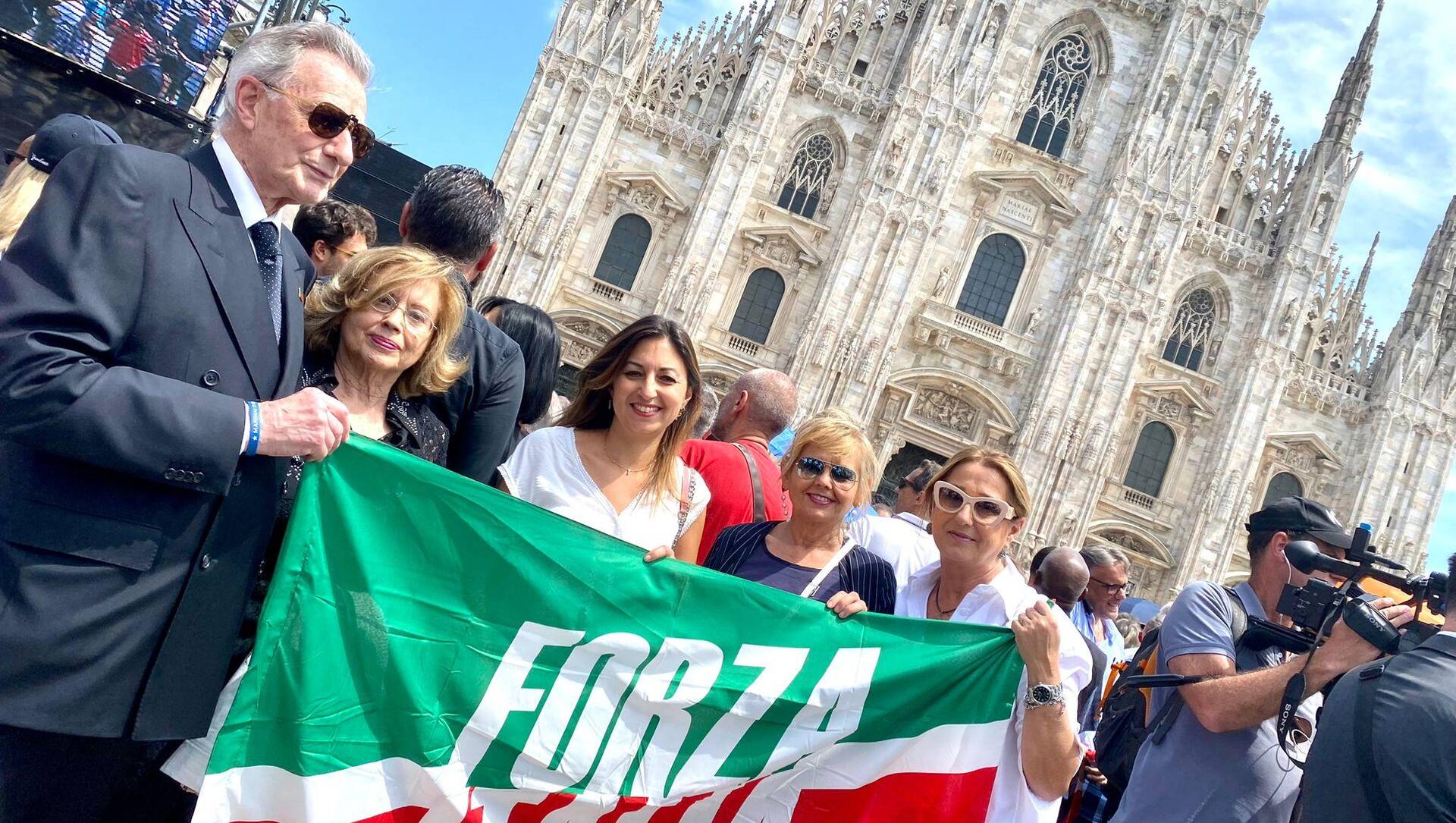 Addio Berlusconi, all’ultimo saluto in piazza Duomo anche Forza Italia Saronno