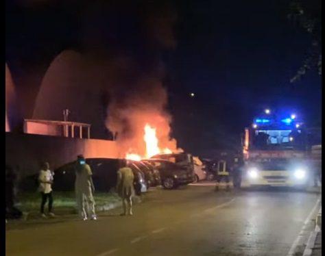 Tre auto in sosta in fiamme nella notte a Solaro