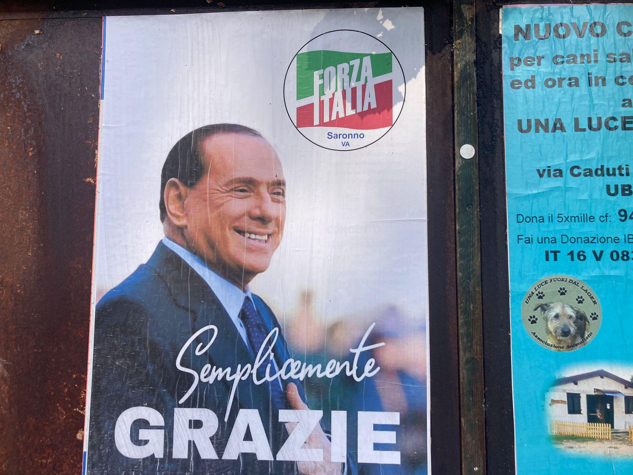 Saronno, manifesti in tutta la città per dire “Semplicemente grazie” a Silvio Berlusconi