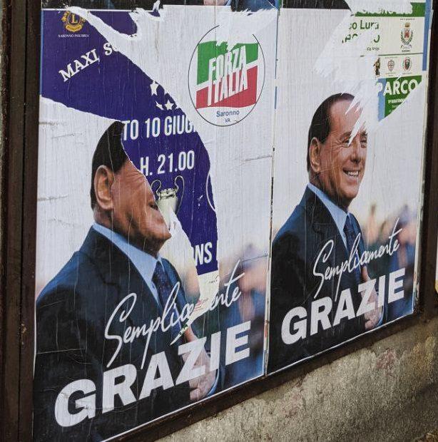 Saronno, strappati i manifesti d’omaggio a Berlusconi
