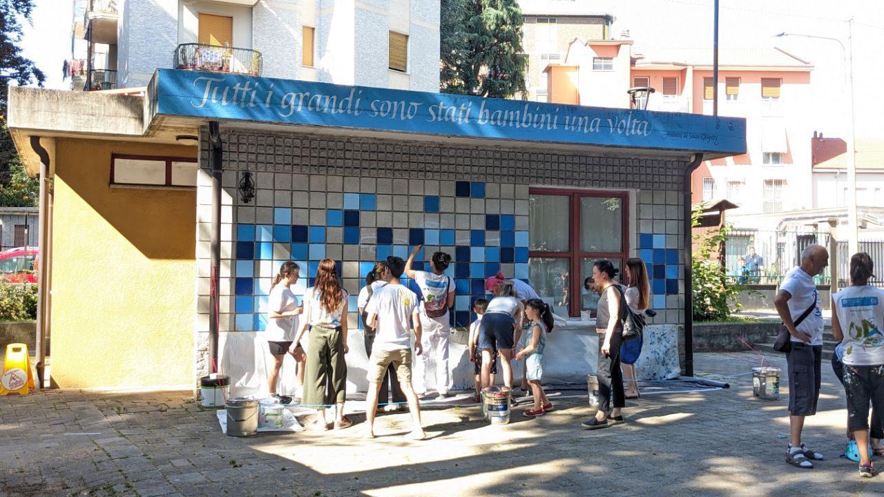 Le famiglie di Saronno festeggiano il Villaggio Sos colorando quadretti azzurri ispirati a Saint-Exupéry