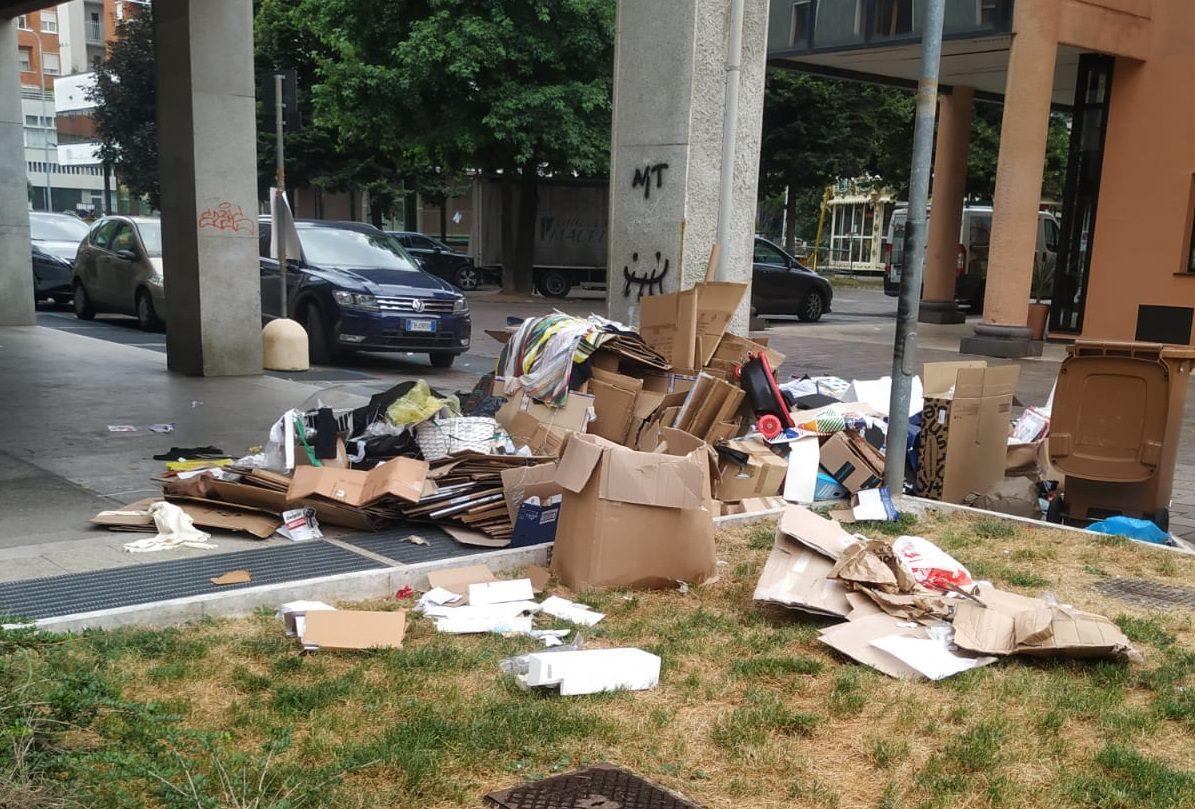 Saronno, vandali prendono a calci un cumulo di rifiuti, appello del Comune “Presentatevi in polizia locale”