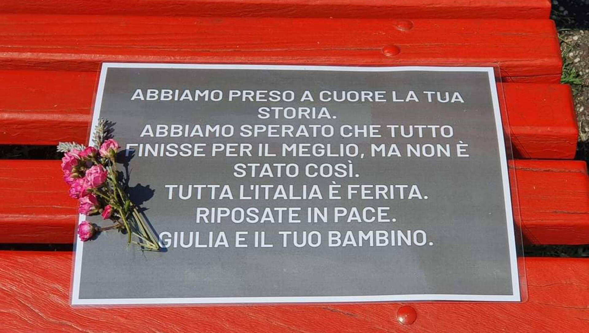 Tradate, messaggio per Giulia sulla panchina rossa: “Tutta l’Italia è ferita”