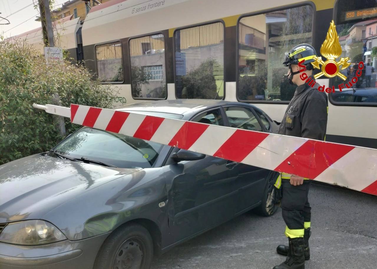 Varese: auto bloccata nel passaggio a livello, urtata dal treno