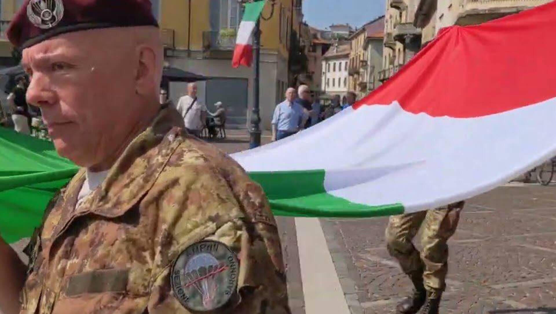 Saronno, 2 giugno: la bandiera in piazza, Gilli ricorda la visita di Buttiglione, la commozione al monumento ai parà