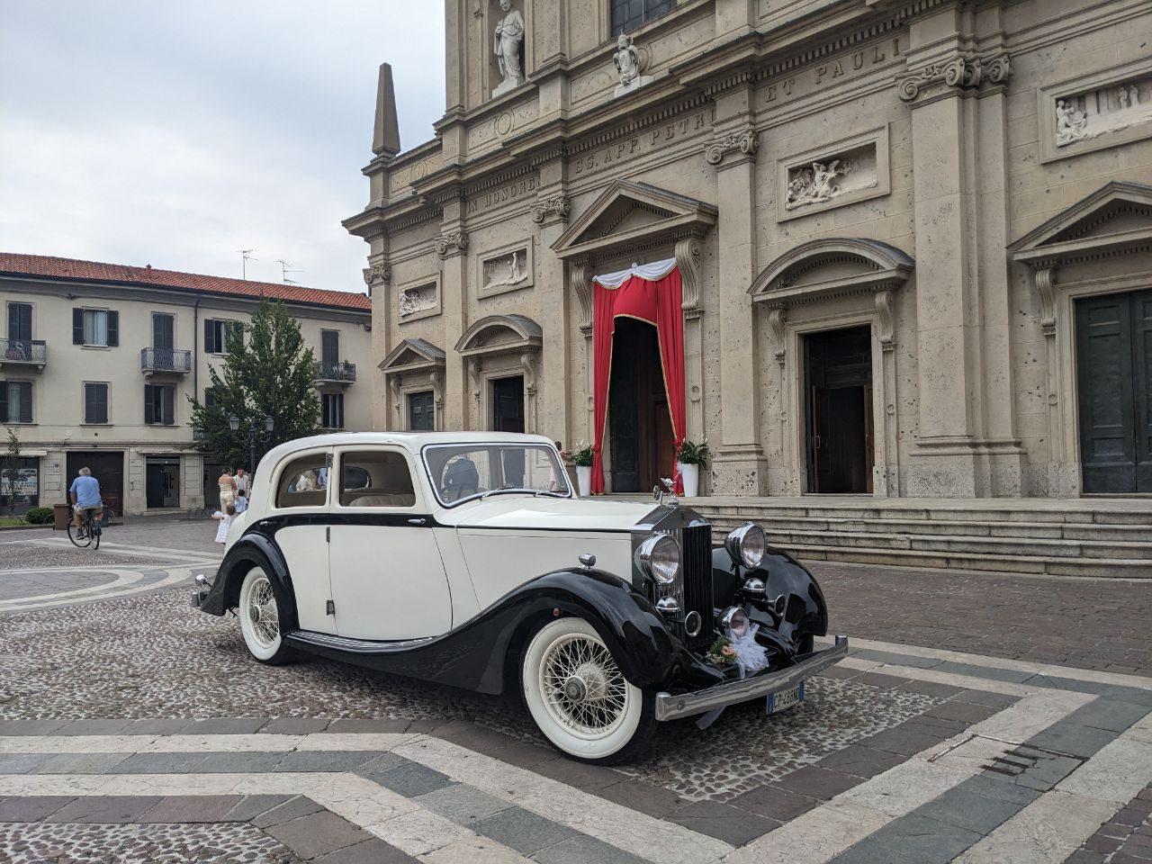 Rolls Royce bianca in piazza Libertà a Saronno