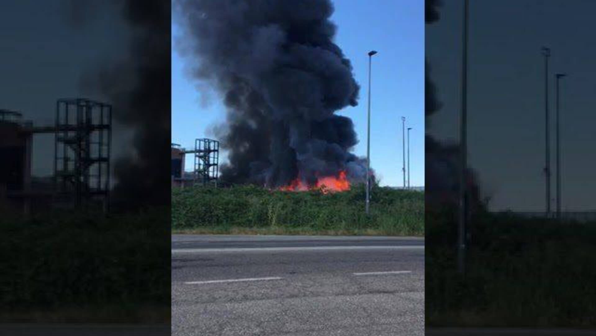 Rescaldina, incendio in un’azienda: maxi colonna di fumo visibile dalla Saronno-Monza (foto e video)